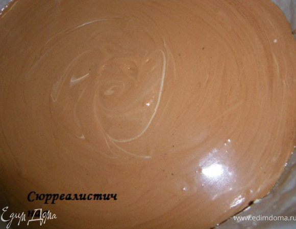 Перекладываем нашу массу в подготовленную форму. Аккуратно постучите  по бортикам формы, чтобы масса легла ровно.  Накрываем форму пленкой и ставим в холодильник на  ночь.