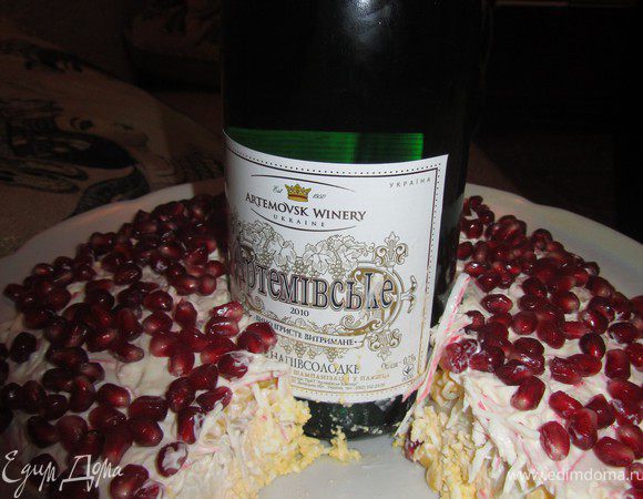 По середине блюда ставим красивую бутылку и выкладываем слоями с нижнего: 
1.	Яйцо
2.	Сыр
3.	Курица
4.	Лук маринованный
5.	Кукуру3а
6.	Крабовые палочки
7.	гранат
Приятного аппетита!!!!!!