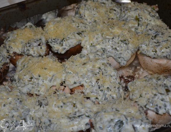 1. Духовка на 200.
2. Вынуть ножки грибов, измельчить. 3. Смешать фету, соус,  половину крошек и половину пармезана.
4. Грибы поставить в противень и начинить.5. Посыпать оставшемся пармезаном и четвертью крошек.
6. Достать из духовки через полчаса, посыпать оставшимися крошками. Можно добавить лимонное песто. 
