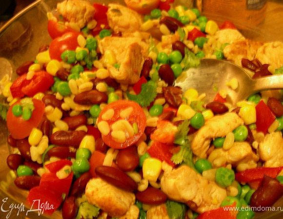 Смешиваем все составляющие салата и поливаем заправкой. 
