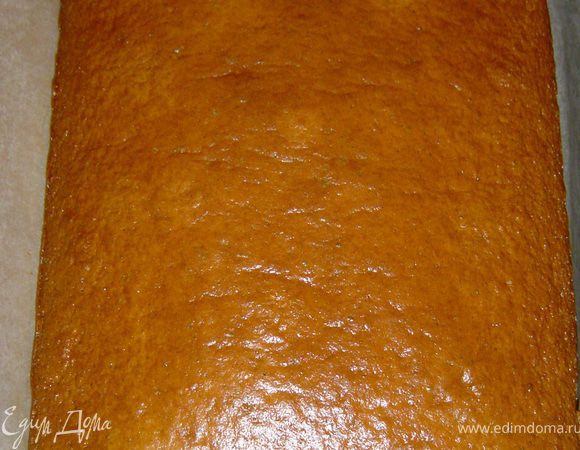 Начинаем процесс с приготовления коржей, нам нужно 3 прямоугольных и один небольшой круглый(он понадобится для изготовления снежной горки). Смешиваем муку,сахар,яйца,сметану,сгущенное молоко,разрыхлитель и хорошенько размешиваем до образования однородной массы, консистенция теста должна быть как не очень густая сметана. Противень застилаем бумагой для выпечки и выкладываем тесто, выпекаем при 180 гр. минут 30(время будет зависеть от вашей духовки). Так выпекаем еще два коржа. А небольшой корж я выпекала в разъемной форме(22 см), ингредиентов брала на корж в два раза меньше, чем на большие коржи, добавила еще пол стакана измельченных орехов.