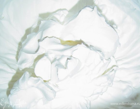 А теперь приступаем к приготовлению крема. Взбиваем сливки до стойких пиков, делим их на две равные части,в одну из них добавляем 80 мл ананасового сока и еще раз взбиваем.