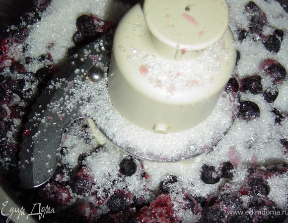 Чернику смешиваем с сахаром и с помощью блендера измельчаем до состояния пюре.