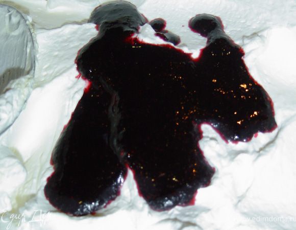 Ко второй половине взбитых сливок добавляем черничное пюре, еще раз взбиваем.