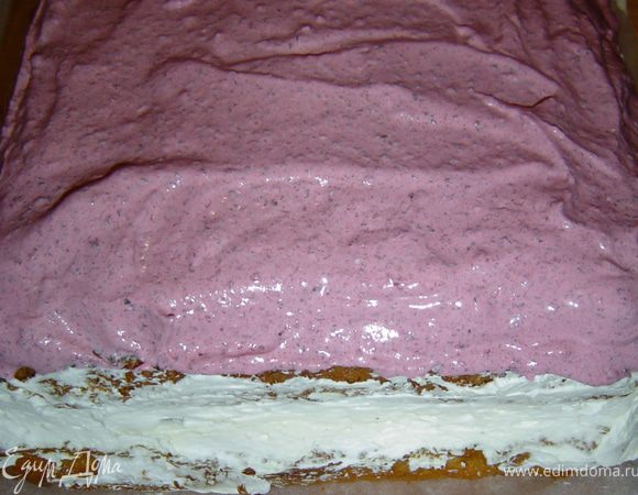Смазываем этим кремом второй корж и сверху кладем третий.