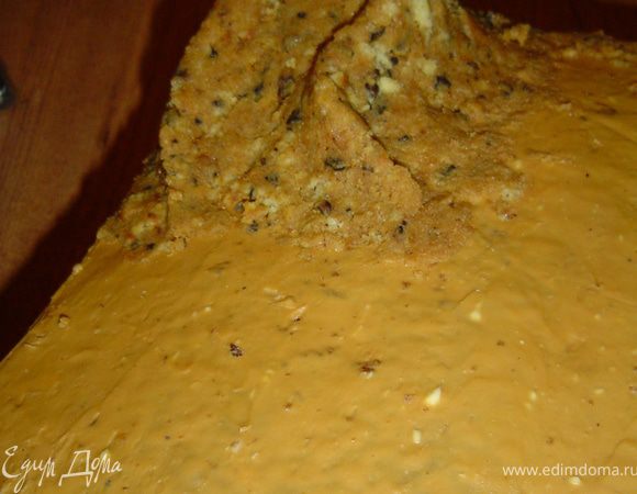 Из этой массы формируем "снежную" горку и выкладываем ее на верхний корж.