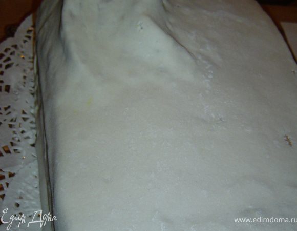 Раскатываем подготовленную белую мастику и покрываем ею торт.