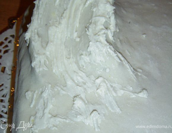 Готовим белковую глазурь(айсинг), описание ее приготовления здесь - http://www.edimdoma.ru/recipes/34769, наносим ее с помощью кисточки мазками, тем самым имитируя снег. Таким образом проходим по всему торту.