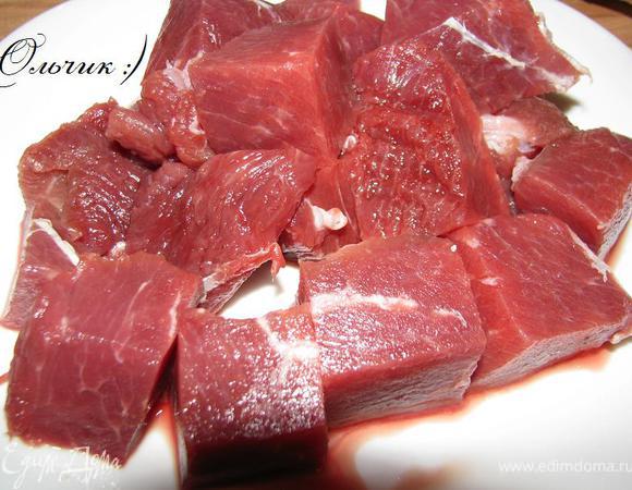 Моем, обсушиваем, режем мясо кусочками, размером с грецкий орех.