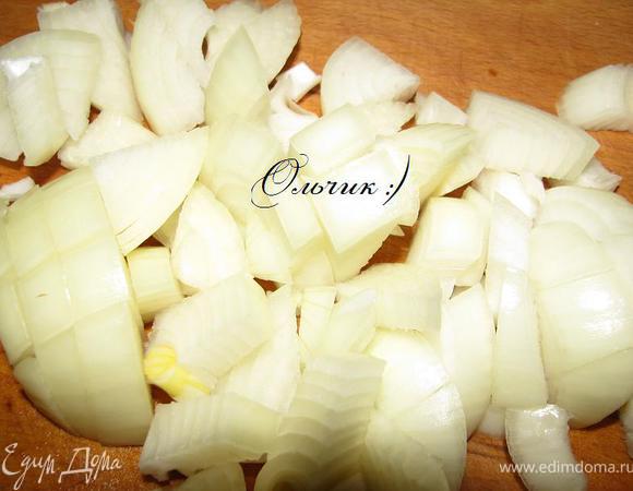 Чистим, крупно режем лук.