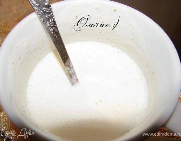 Делаем соус: смешиваем сметану, горчицу, муку и соль.