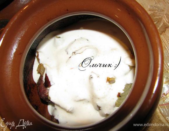 Заливаем соусом мясо. Лук уже стал прозрачным, мясо сочным и нежным. Возвращаем в духовку еще на 30 минут.