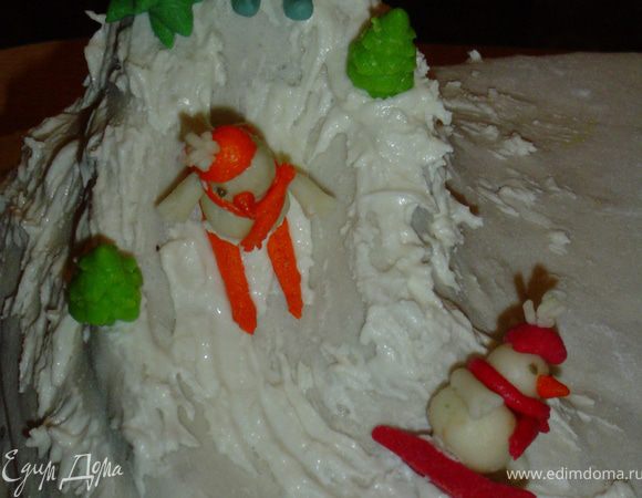 Я заранее вылепила фигурки снеговиков, Санты, подарки, мешок, елки, снежинки и теперь осталось только воплотить в жизнь свою задумку по украшению торта. Я покажу как я это делала.