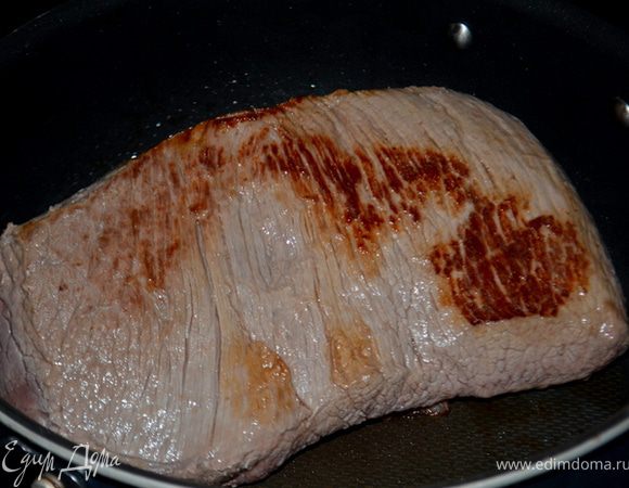 Взять корицу,гвоздику, душистый горошек и черн.горошком перец и размолоть в кофемолке до состояния порошка.
В сотейнике разогреть олив.масло.  Добавить кусок мяса/без жира/ и поворачивая прожаривать каждую сторону в течение 15 мин.до корич. цвета. Мясо переложить в слоукукер.