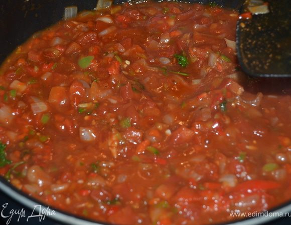 В сотейник положить лук и обжаривать до корич.цвета. Добавить чеснок,сельдерей,морковь и обаривать 3-4  мин.ло слегка корич.цвета. Добавить размельченные в кофемолке специи и еще обжаривать 2 мин. Затем добавить крас.вино и готовить еще 10 мин. Выложить в смесь банку томатов  порезанных, соль по вкусу.
Выложить все это поверх мяса в слоукукоре.
