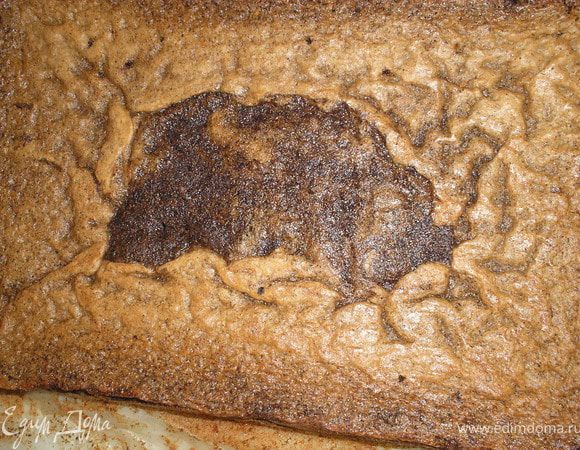 Готовим маковый корж: мак заливаем кипятком и провариваем минут 10-15. Воду сливаем, мак перемалываем в кофемолке или мясорубке. Отделяем белки от желтков, желтки взбиваем с половиной сахара, белки взбиваем в пену, добавляем оставшийся сахар и взбиваем до крутых пик. Подмешиваем к маку крахмал, сухари, разрыхлитель, желтки, кофе, хорошо вымешиваем.Добавляем осторожно белки и вымешиваем. Переливаем тесто в противинь, застеленный пергаментом, и выпекаем при темп 180 градусов около 50-60 минут, до сухой палочки.