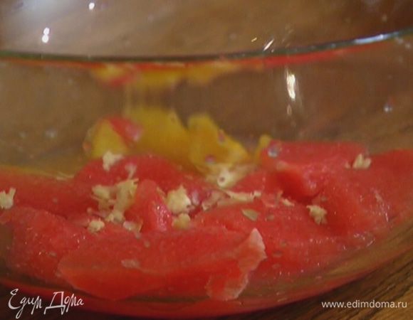 Имбирь почистить, натереть на мелкой терке и добавить к цитрусовым.