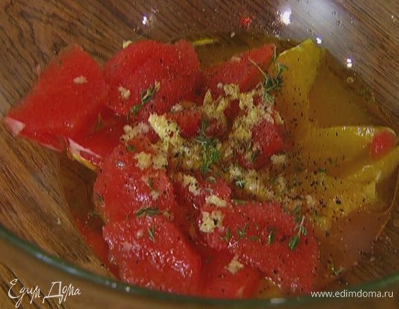 Полить мякоть апельсина и грейпфрута оливковым маслом, посолить, поперчить, добавить рис, листья тимьяна, тархун и кинзу, и все перемешать.