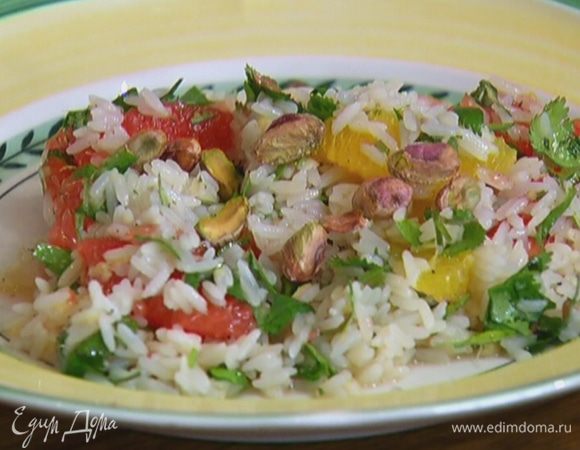 Готовый салат посыпать фисташками.