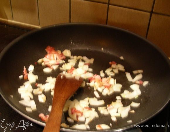 На оливковом масле обжариваем пару минут лук, чеснок, бекон.