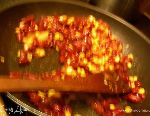 Добавляем фасоль, кукурузу, готовим пару минут.

