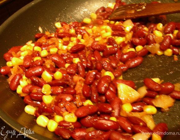 Добавляем сахар, кетчуп, горчицу, бульон, немного воды. Готовим на небольшом огне минут 10.
