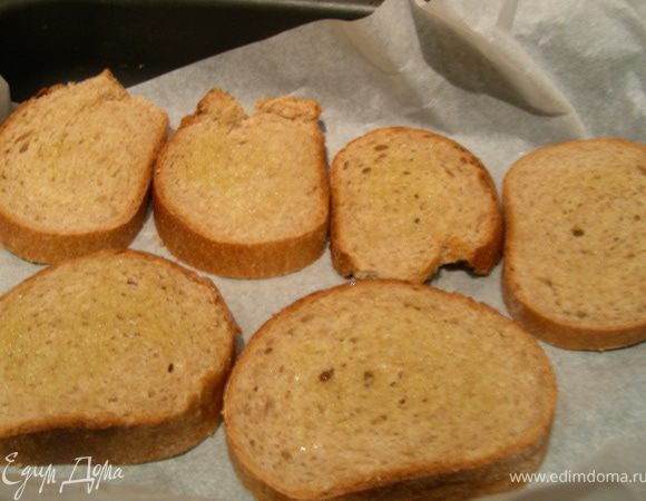 Делаем тосты в тостере или духовке. Можно еще и помидоры немного запечь под грилем.
