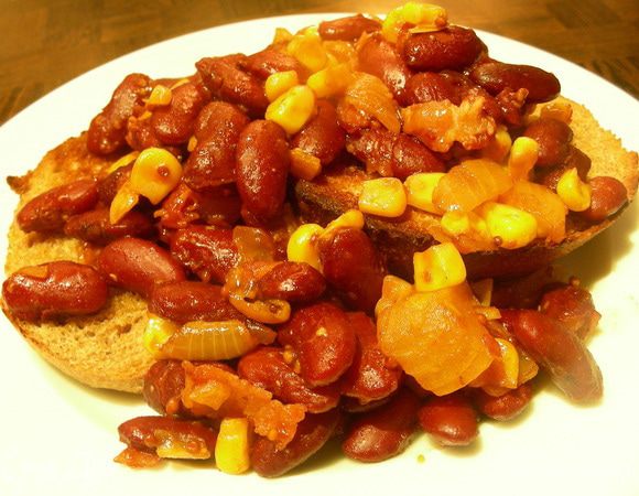 Выкладываем тосты на тарелку, на них нашу фасоль (+помидоры). И подаем. Приятного аппетита))
