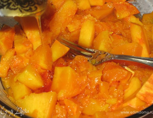 пока печётся корж готовим начинку:
 творог размять с сахаром и 2-мя желтками.
тыкву нарезать кусочками и поставить в микроволновку до мягкого состояния. добавить мёд или сахар (ст.ложку)и размять вилкой в пюре.
яблоки очистить нарезать тонкими дольками.
