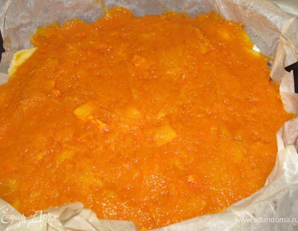 снять почти готовый корж.Выкладываем на него творог.на творог яблоки а на яблоки тыкву и отправляем опять в духовку минут на 20.