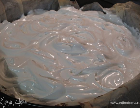 Белки взбиваем с пудрой. Вытаскиваем пирог покрываем ''снежной шапочкой''и ставим снова в духовку на 180 град. чтоб белок слегка подрумянился.
Даём пирогу остыть.украшаем малинкой и кондитерской шоколадной посыпкой.Малинка конечно помимо красоты даёт отличное вкусовое дополнение(особенно если достанется каждому кусочку:))Пирог становится особенно вкусным после охлаждения в холодильнике.Если вы дотерпите то лучше подождать.Но мы слопали половину ещё тёплым:)