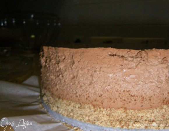 Перед подачей аккуратно проводим  теплым ножом  вроль края, чтобы тот отделить от  формы .