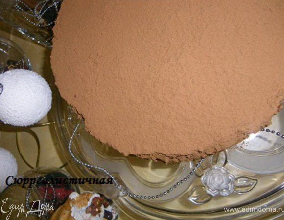 Посеем торт просеянным какао-порошком. 