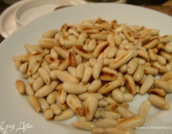 На сухой сковороде обжариваем кедровые орешки.
