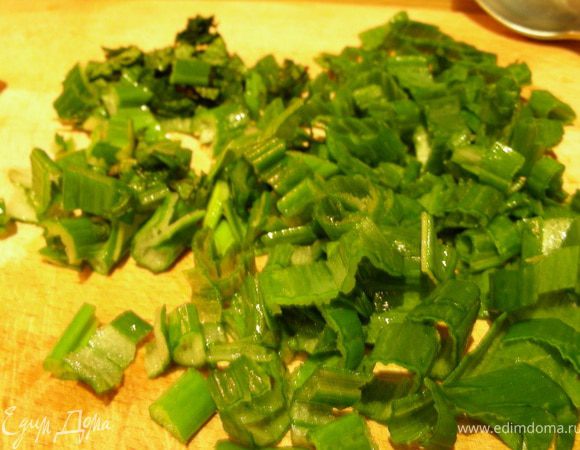 Зелень режем помельче.
