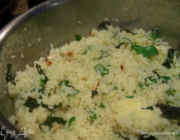 Когда кускус набухнет, добавляем к нему зелень, орешки, лимонный сок и масло. Все тщательно перемешиваем, перед подачей кускус разрыхляем вилкой.

