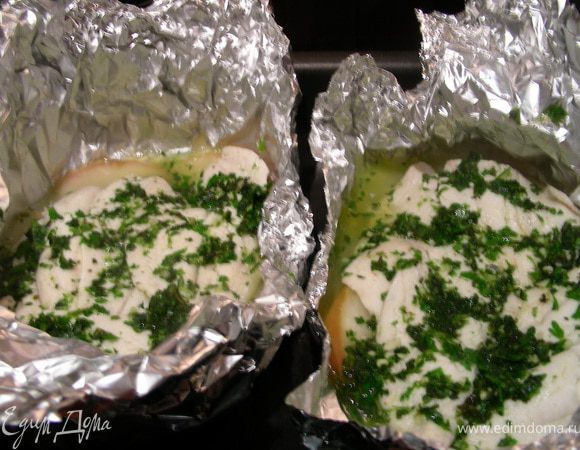 Для соуса зелень моем и измельчаем в блендере, вместе с чесноком. Продолжая взбивать, добавляем бульон. Можно соус просто подать к рыбе. Я же решила его вылить на рыбку и оставить в духовке еще на 5-7 минут. Приятно то, что соус таким образом хорошо пропитал рыбку, а также прогрелся. 

