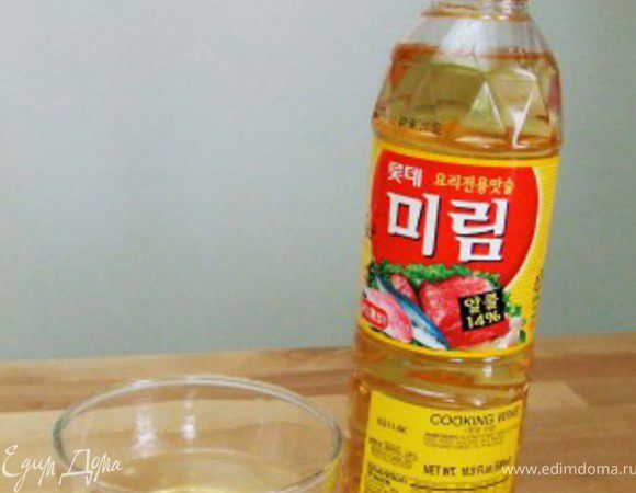 Приготовим овощи. 
Шпинат нужно промыть, опустить в кипящую воду на 30 сек., сполоснуть под краном, отжать и нарезать. Я просто режу крест на крест отжатый шпинатный "шарик")).
Длинными полосками нарезаем морковь, репчатый лук, острый перец, зеленый лук (крупно, как на фото). 