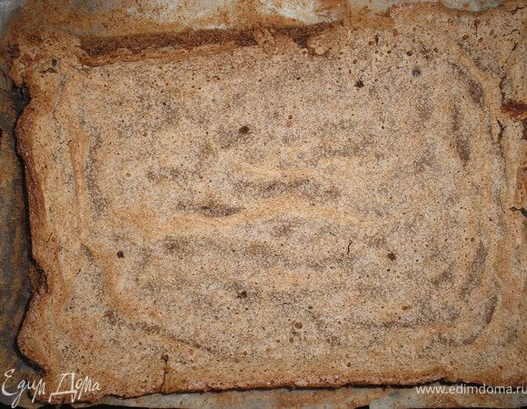 Готовим ореховый корж: орехи перемалываем в комбайне. Отделяем белки от желтков, желтки взбиваем с половиной сахара, белки взбиваем в пену, добавляем оставшийся сахар и взбиваем до крутых пик. Добавляем к желткам орехи, сухари, разрхлитель, кофе, мешаем. Добавляем взбитые белки и акуратно вымешиваем. Переливаем тесто в противинь, застеленный пергаментом, и выпекаем при темп 180 градусов около 40-50 минут, до сухой палочки.