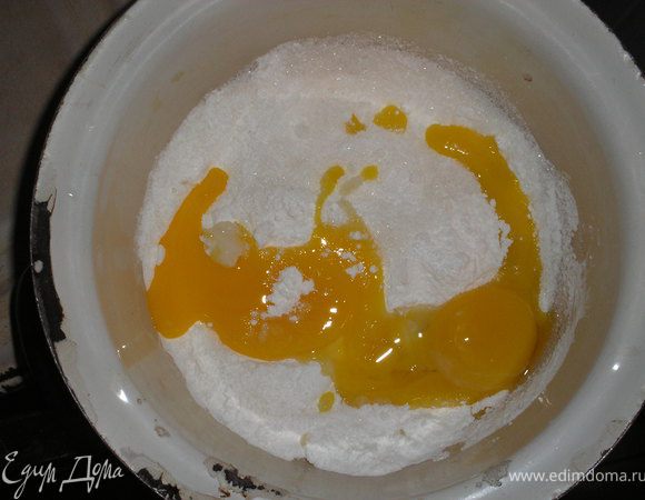 Готовим крем: желтки смешиваем с сахарной пудрой и ставим взбивать на водяную баню.