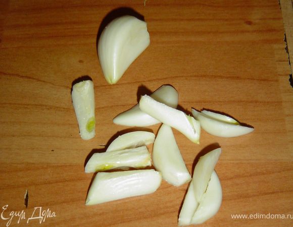 Очищаем чеснок и нарезаем длинненькими сегментами.
