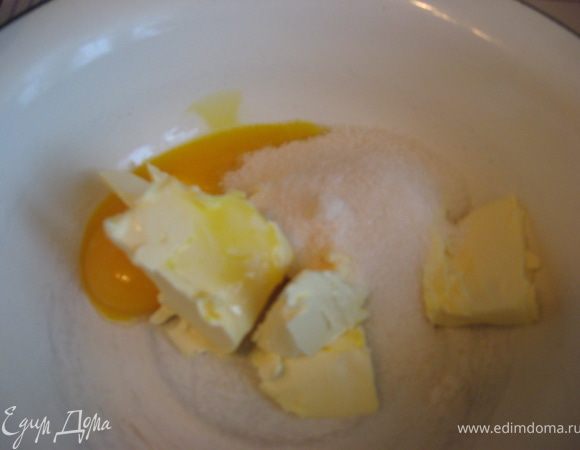 Отделяем белки от желтков. Белки ставим в холодильник. Замешиваем тесто, оно должно быть мягким. Муки лучше больше не добавлять чем в рецепте, чтобы тесто не было жестким.  