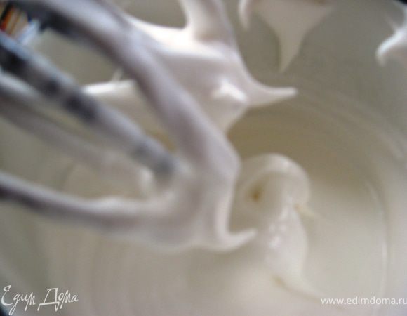 Взбиваем белки с сахаром в густую пену, добавляем орехи и тщательно аккуратно перемешиваем.