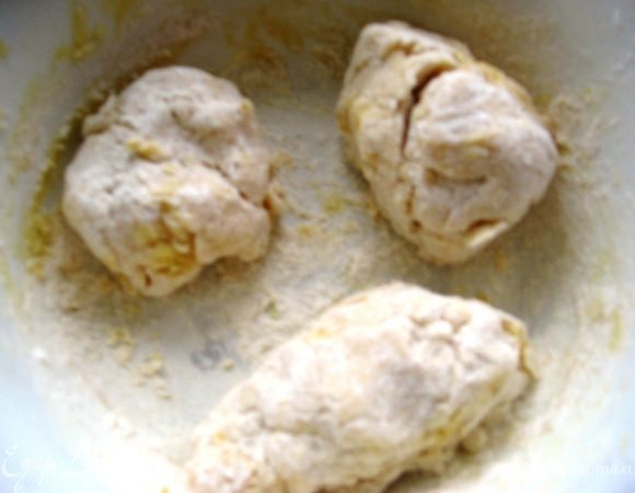 Застилаем форму пергаментной бумагой. Разрезаем тесто на 3 части. 