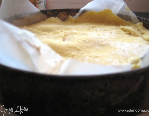 Раскатываем вторую часть теста и ложем аккуратно сверху. Проделываем то же самое, остальной крем ложем на тесто и накрываем последней  третьей частью. 
	Выпекаем в духовке 25-30 минут при температуре 180 градусов. Готовность проверяем зубочисткой. Из формы не вынимаем до полного остывания!
