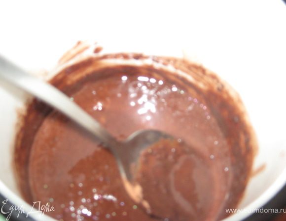 Готовим помадку. Смешиваем сахар, какао, масло и молоко, ставим на медленный огонь и доводим до однородности. Даем остыть.