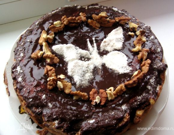 Вытаскиваем из формы пирог. Украшаем помадкой, сахарной пудрой и орешками, ставим в холодильник хотя бы на часик.
