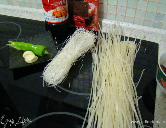 Лапша - это важно. Она должна быть крупной. Тонкая белая рисовая лапша, из которой делают китайские салаты никак не подойдет. Я специально сфотографировала их вместе: та, что слева - не годится. "Правильная" лапша для чапче должна быть немного серо-коричневого цвета, она готовится из картофельного или бобового крахмала. Корейское название - "танмён". У китайцев ее тоже можно купить.
О чем это я? Ах, да...

В кипящей несоленой воде варим "пучок" (ну, сколько в руку поместиться) лапши до готовности (примерно 10-11 минут). Сливаем воду, НЕ МОЕМ! Добавляем к лапше ст. ложку кунжутного масла и ст. ложку соевого соуса. Берем ножницы, приподнимаем палочками или вилкой лапшу и режем, чтоб было удобней поглощать))) Наслаждаемся запахом и идем дальше, к следующему шагу.  