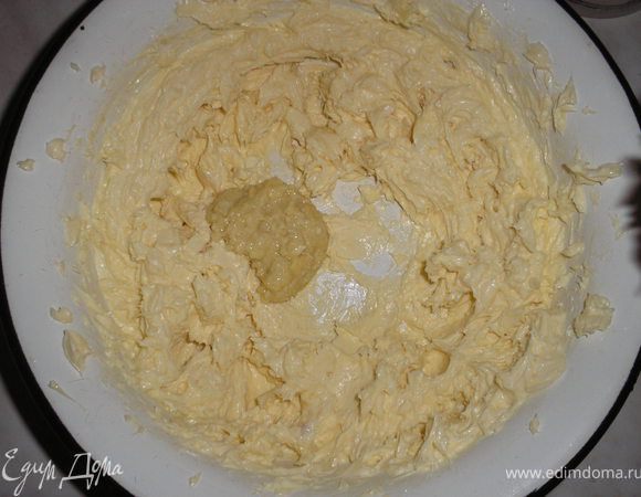 Мягкое сливочное масло взбиваем, по столовой ложке добавляем яичную массу.