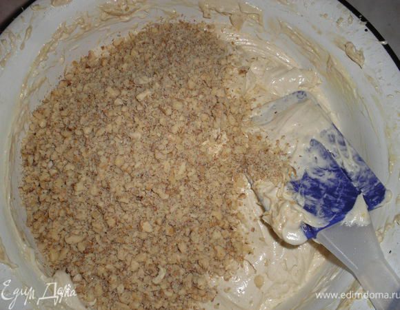 Добавляем в крем молотые орехи, вмешиваем.